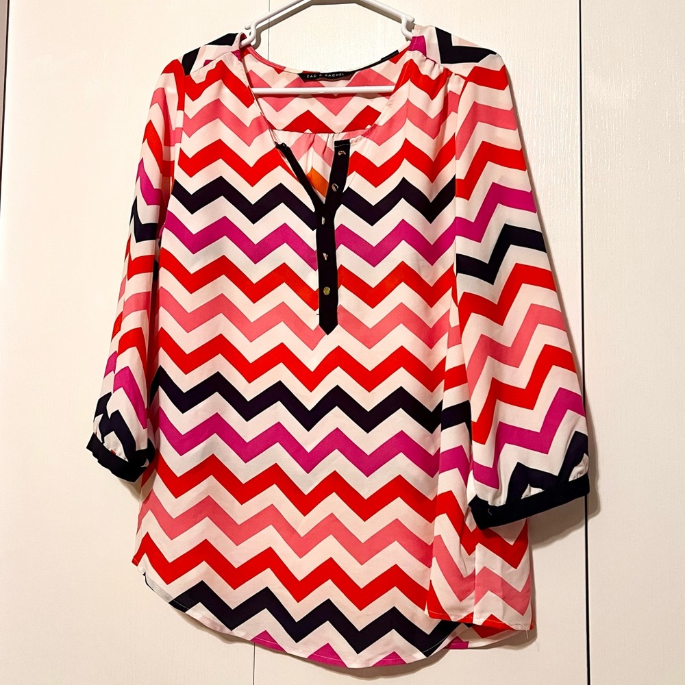 Chevron pattern sheer shirt with button detail